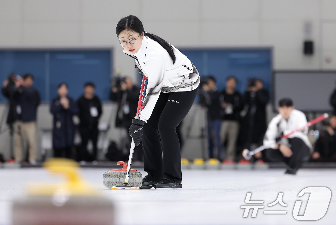 (진천=뉴스1) 김성진 기자 = 컬링 믹스더블 김선영과 정영석이 7일 충북 진천선수촌 챔피언하우스에서 열린 2026 밀라노코르티나동계올림픽대회 D-30 미디어데이 및 훈련 공개에서 …