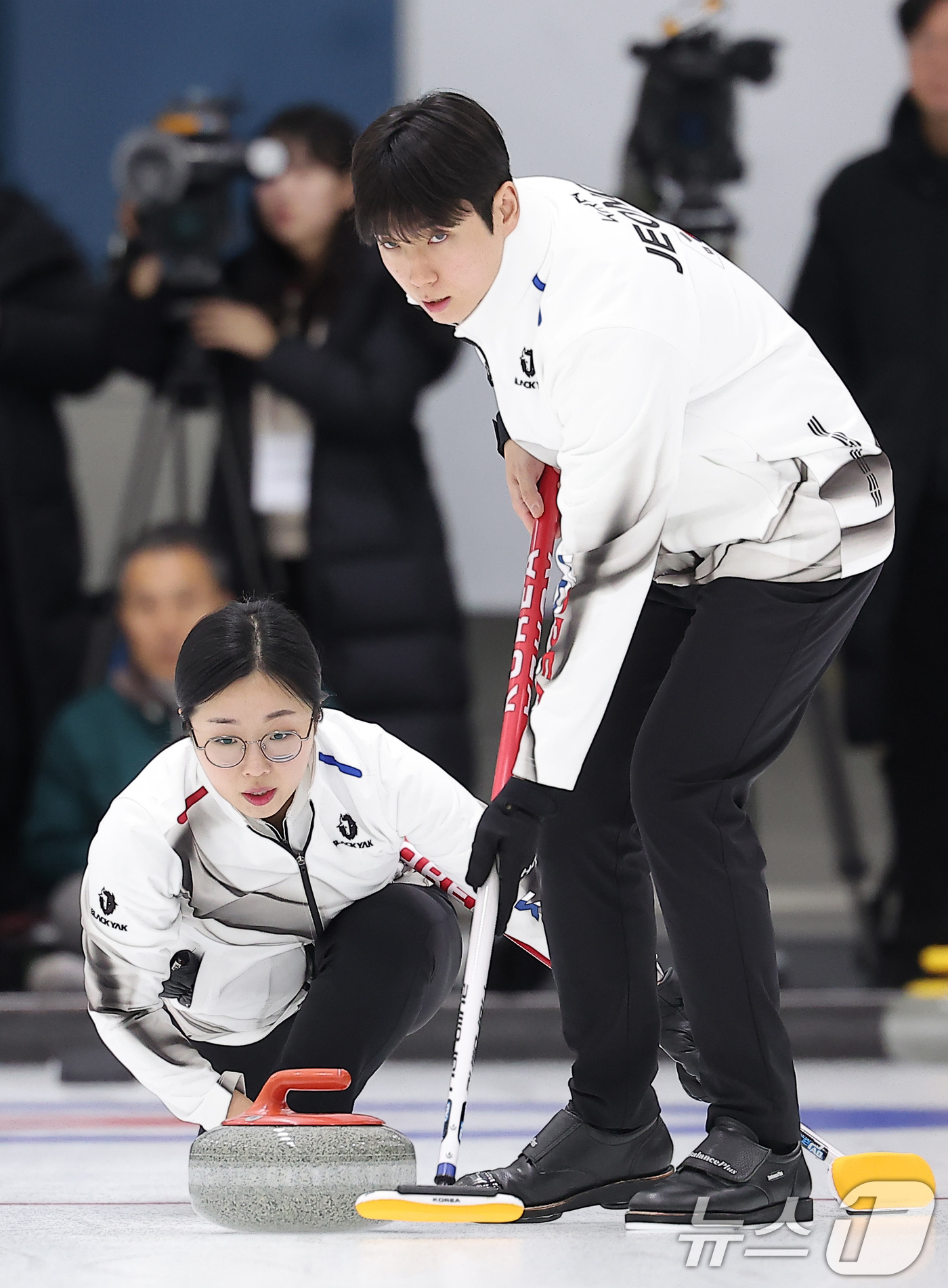 (진천=뉴스1) 김성진 기자 = 컬링 믹스더블 김선영과 정영석이 7일 충북 진천선수촌 챔피언하우스에서 열린 2026 밀라노코르티나동계올림픽대회 D-30 미디어데이 및 훈련 공개에서 …