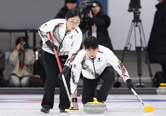 대한민국 선수단 첫 경기 펼칠 컬링 믹스더블 김선영·정영석