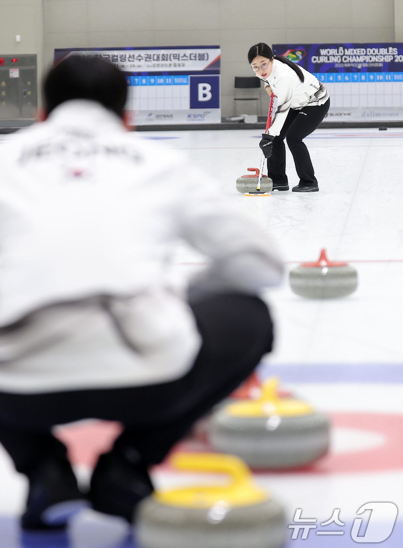 (진천=뉴스1) 김성진 기자 = 컬링 믹스더블 김선영과 정영석이 7일 충북 진천선수촌 챔피언하우스에서 열린 2026 밀라노코르티나동계올림픽대회 D-30 미디어데이 및 훈련 공개에서 …