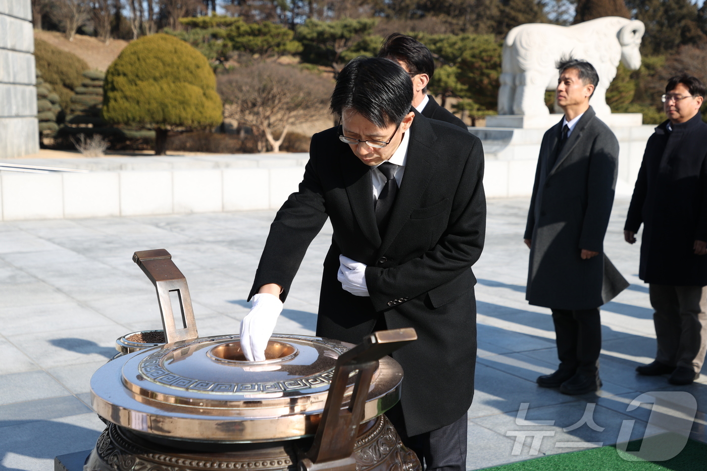 (대전=뉴스1) 이동원 기자 = 백승보 조달청장은 병오년(丙午年) 새해를 맞아 7일 간부들과 함께 국립대전현충원을 찾아 현충탑에 분향을 하고 순국선열과 호국영령의 숭고한 뜻을 기렸 …