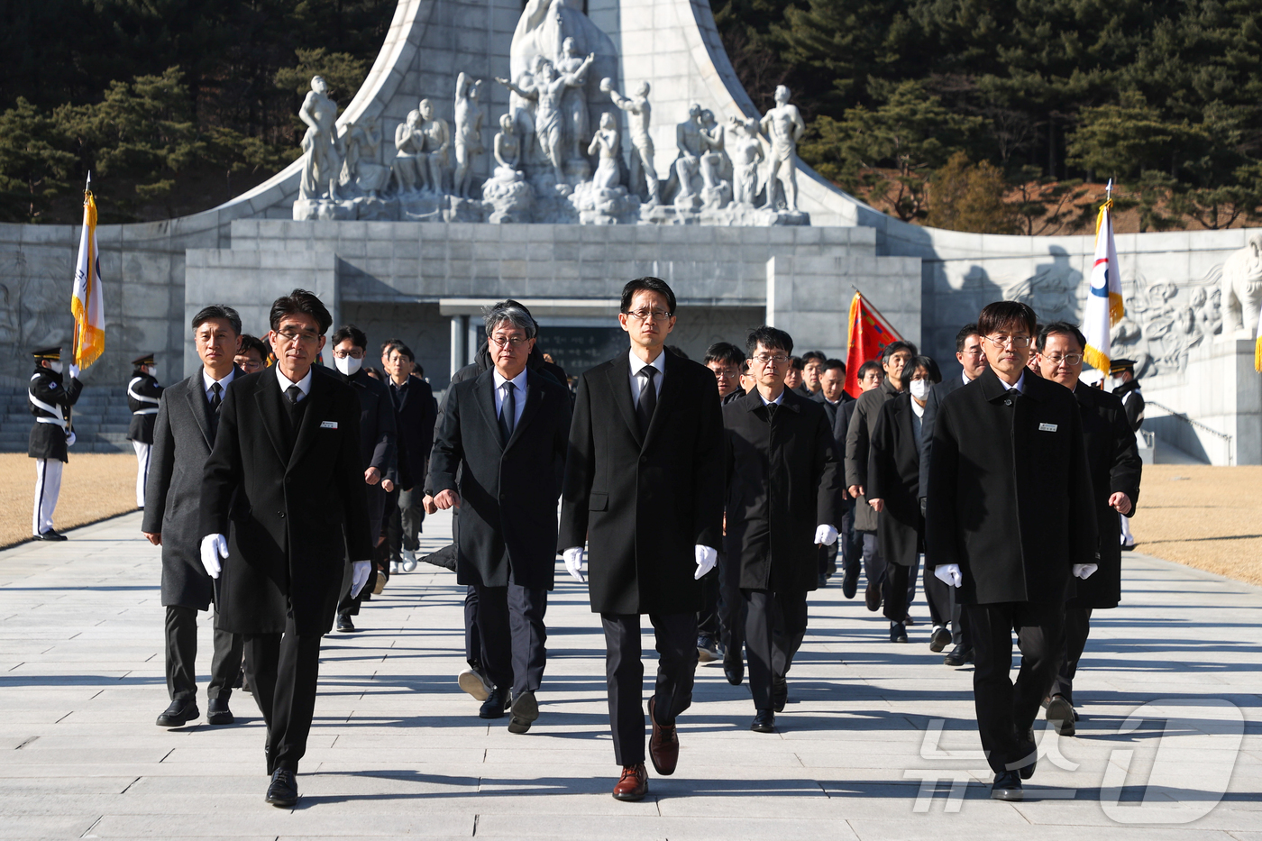 (대전=뉴스1) 이동원 기자 = 백승보 조달청장(앞줄 가운데)은 병오년(丙午年) 새해를 맞아 7일 간부들과 함께 국립대전현충원을 찾아 현충탑에 분향을 하고 순국선열과 호국영령의 숭 …