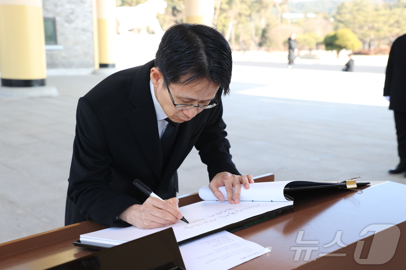 (대전=뉴스1) 이동원 기자 = 백승보 조달청장이 7일 국립대전현충원에서 참배 후 방명록에 “대한민국의 대도약과 국민들의 행복한 삶, 조달청이 앞장서겠습니다.”라고 작성하고 있다. …