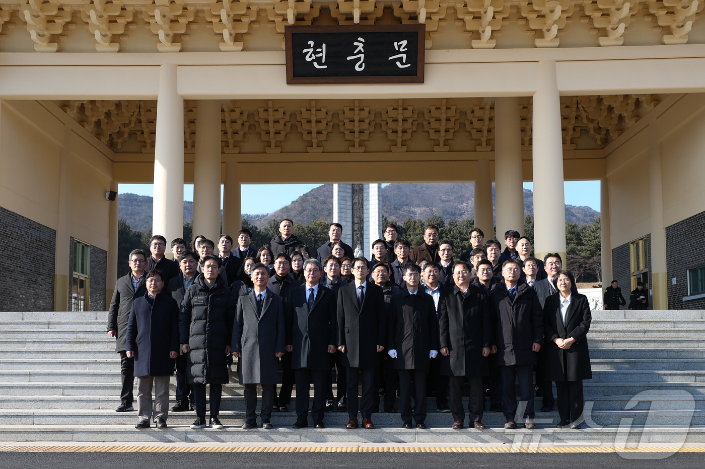 (대전=뉴스1) 이동원 기자 = 백승보 조달청장(앞줄 가운데)과 국, 과장들이 7일 국립대전현충원을 찾아 호국영령을 참배 후 기념 촬영하고 있다. (조달청 제공. 재판매 및 DB금 …