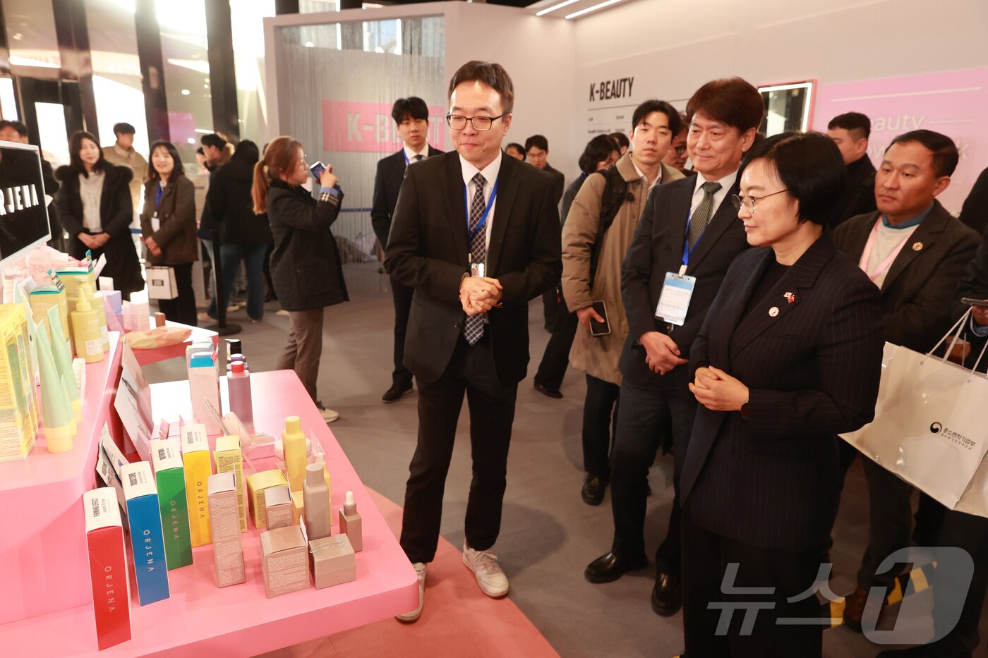 본문 이미지 - 한성숙 중소벤처기업부 장관이 7일 중국 상하이에서 열린 ‘상하이 K-뷰티 글로우 위크’를 방문해 행사장을 둘러보고 있다. (중소벤처기업부 제공. 재판매 및 DB 금지) 2026.1.7 ⓒ 뉴스1