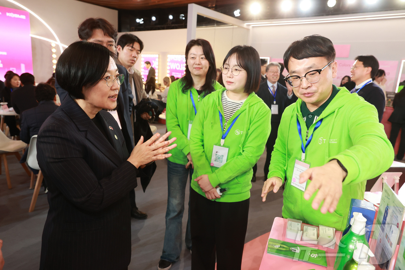 (서울=뉴스1) = 한성숙 중소벤처기업부 장관이 7일 중국 상하이에서 열린 ‘상하이 K-뷰티 글로우 위크’를 방문해 행사장을 둘러보고 있다. (중소벤처기업부 제공. 재판매 및 DB …
