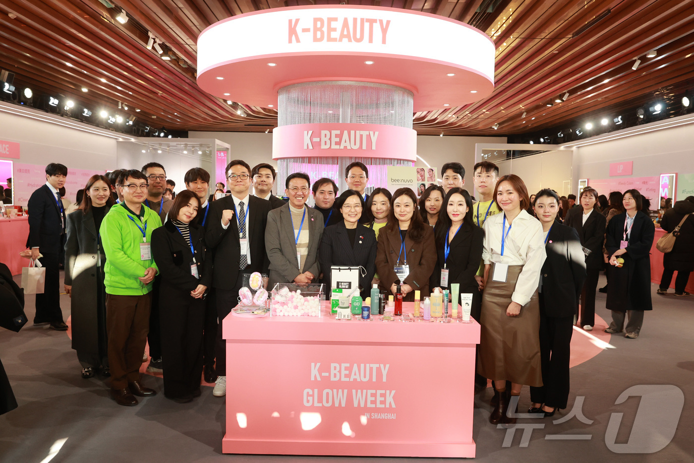 (서울=뉴스1) = 한성숙 중소벤처기업부 장관이 7일 중국 상하이에서 열린 ‘상하이 K-뷰티 글로우 위크’를 방문해 참석자들과 기념 촬영을 하고 있다. (중소벤처기업부 제공. 재판 …