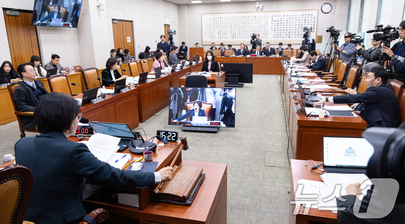 (서울=뉴스1) 이승배 기자 = 7일 서울 여의도 국회에서 열린 제430회국회(임시회) 법제사법위원회 제3차 전체회의에서 추미애 위원장이 의사봉을 두드리고 있다. 2026.1.7/ …