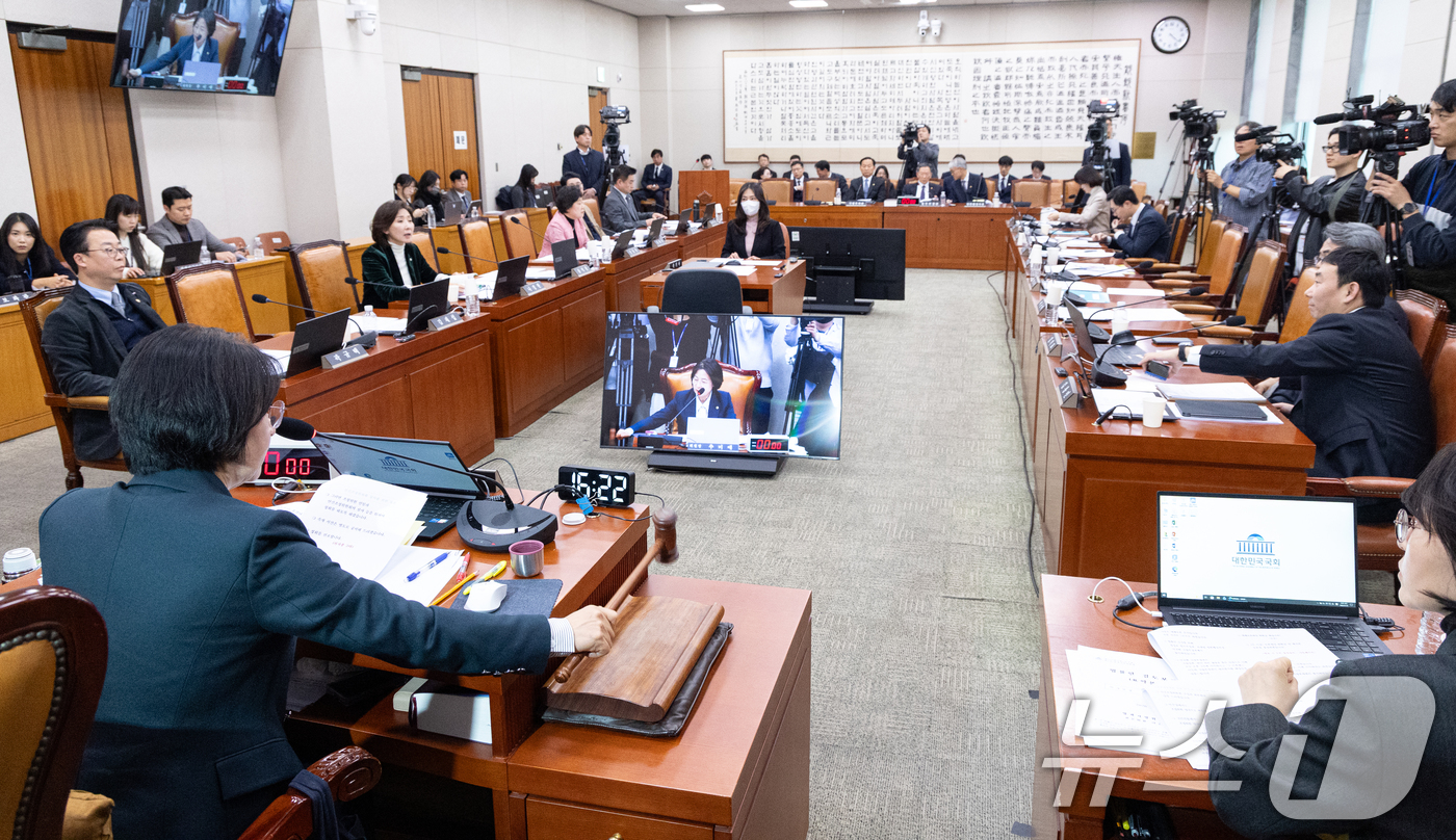 (서울=뉴스1) 이승배 기자 = 7일 서울 여의도 국회에서 열린 제430회국회(임시회) 법제사법위원회 제3차 전체회의에서 추미애 위원장이 의사봉을 두드리고 있다. 2026.1.7/ …
