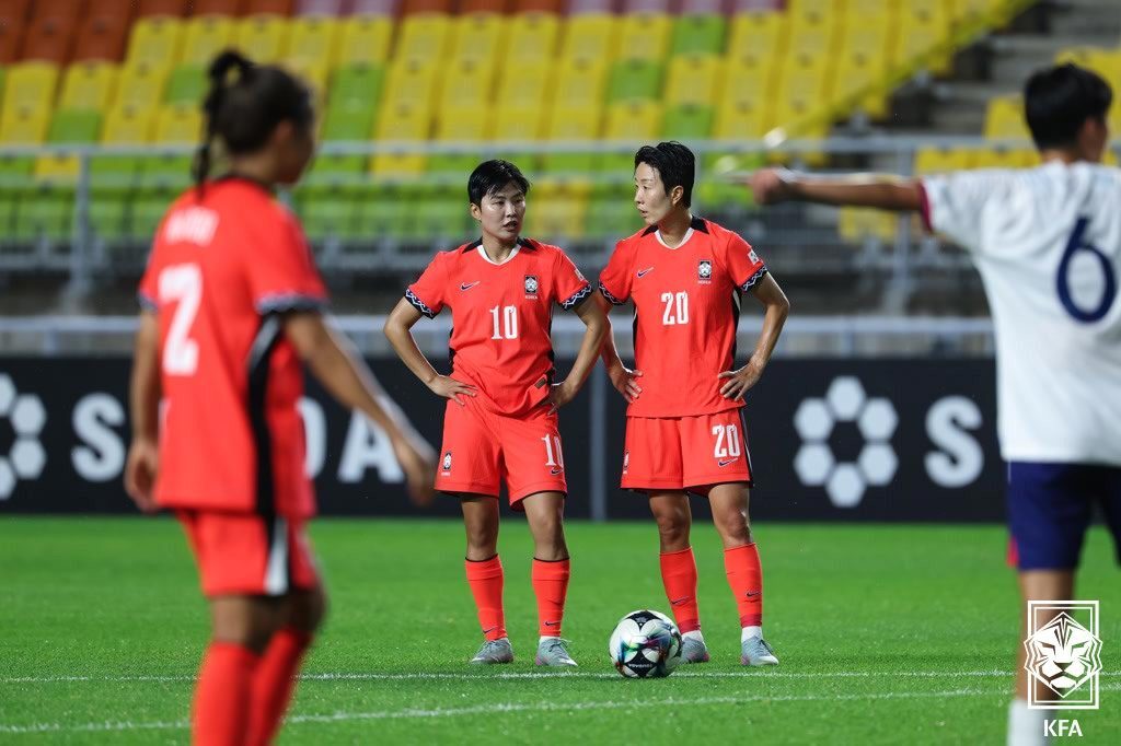 본문 이미지 - 국가대표팀 경기에서 프리킥을 앞두고 상의 중인 '절친' 김혜리와 지소연(대한축구협회 제공)
