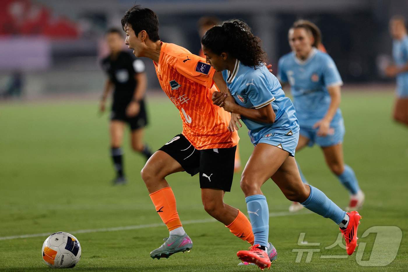 본문 이미지 - 중국 우한에서 뛰는 동안 김혜리는 중국 리그의 세계적 공격수들을 상대했다. ⓒ AFP=뉴스1