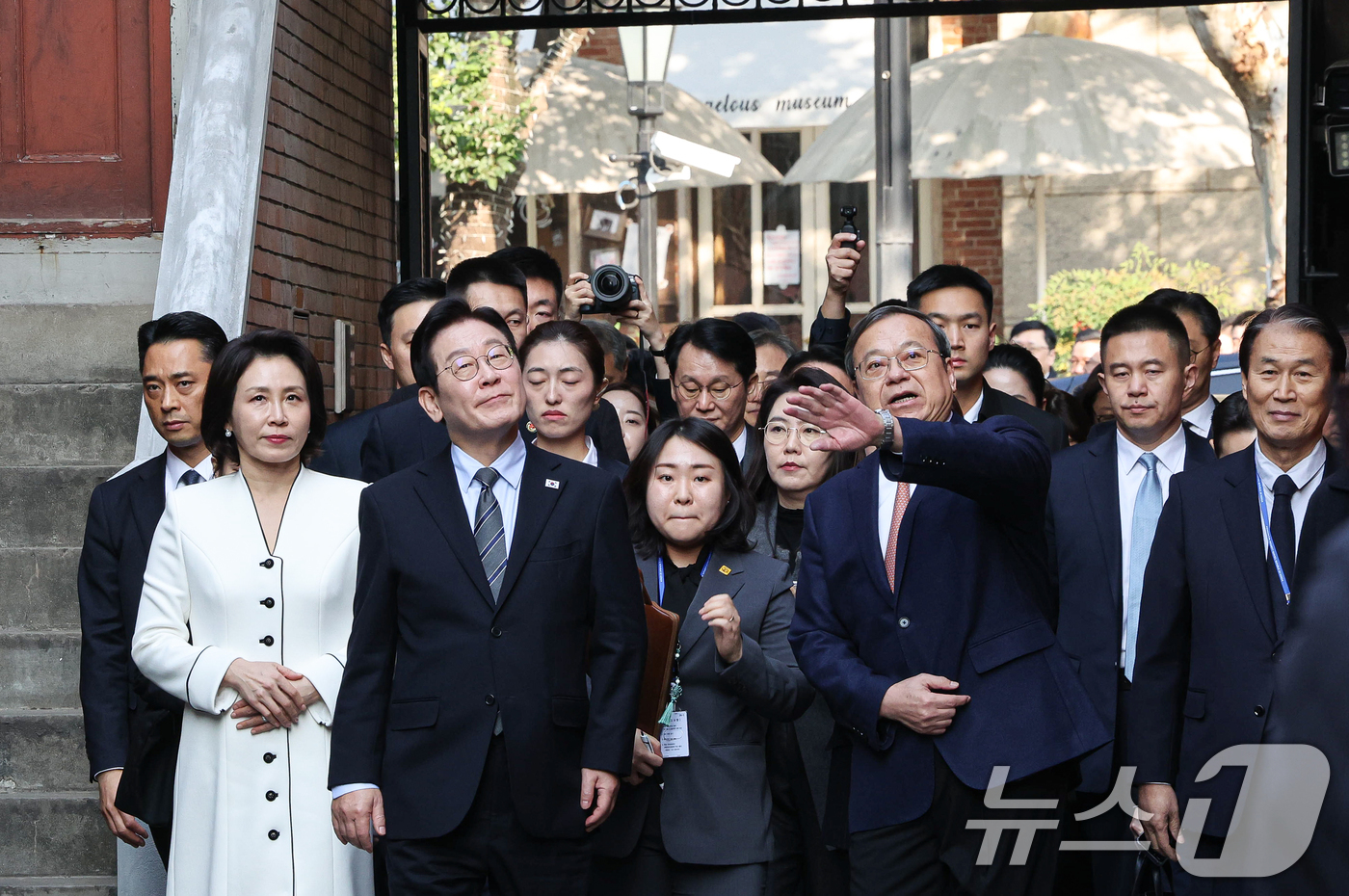 (상하이(중국)=뉴스1) 허경 기자 = 이재명 대통령과 김혜경 여사가 7일 중국 상하이 대한민국 임시정부 청사로 들어서고 있다. 2026.1.7/뉴스1