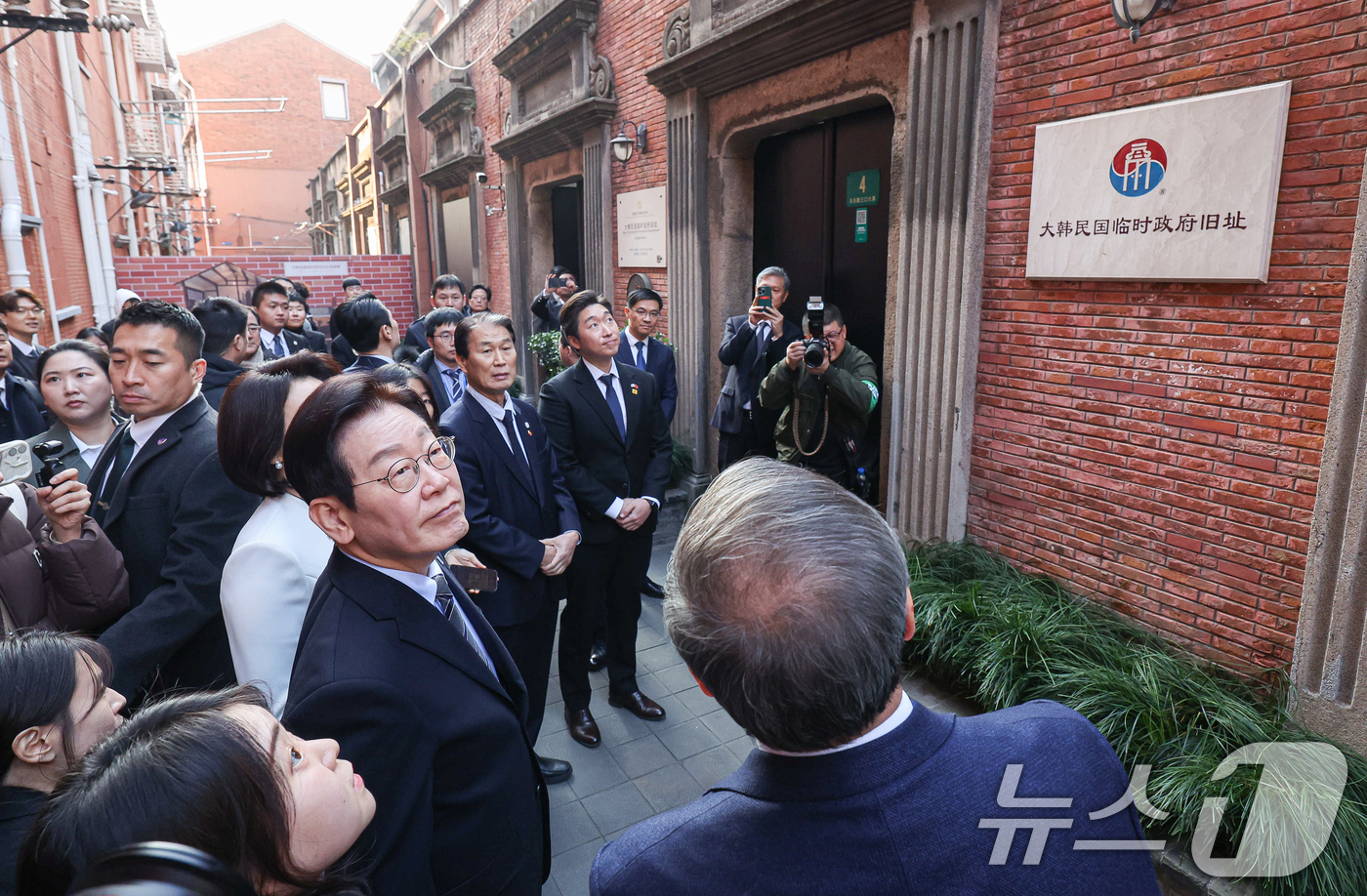 (상하이(중국)=뉴스1) 허경 기자 = 이재명 대통령이 7일 중국 상하이 대한민국 임시정부 청사에서 열린 100주년 기념식에서 건물을 살펴보고 있다. 2026.1.7/뉴스1