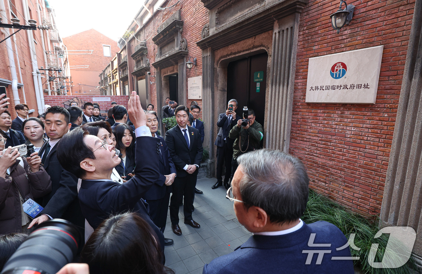 (상하이(중국)=뉴스1) 허경 기자 = 이재명 대통령이 7일 중국 상하이 대한민국 임시정부 청사에서 열린 100주년 기념식에서 건물을 살펴보고 있다. 2026.1.7/뉴스1