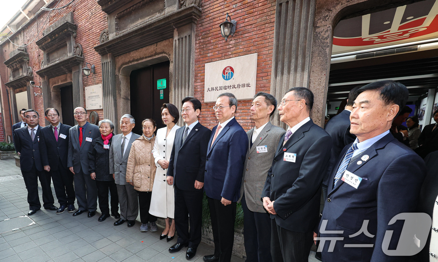 (상하이(중국)=뉴스1) 허경 기자 = 이재명 대통령이 7일 중국 상하이 대한민국 임시정부 청사에서 열린 100주년 기념식에서 기념촬영을 하고 있다. 2026.1.7/뉴스1