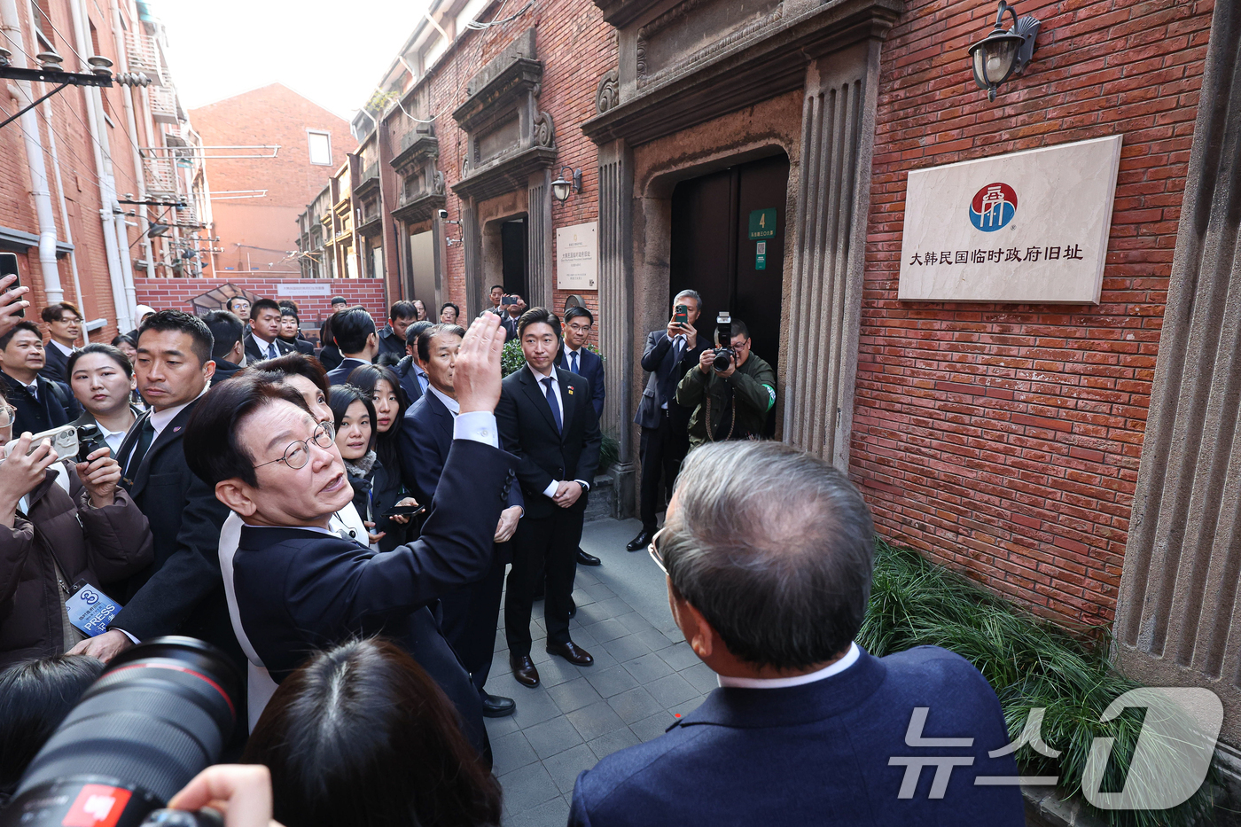 (상하이(중국)=뉴스1) 허경 기자 = 이재명 대통령이 7일 중국 상하이 대한민국 임시정부 청사에서 열린 100주년 기념식에서 건물을 살펴보고 있다. 2026.1.7/뉴스1
