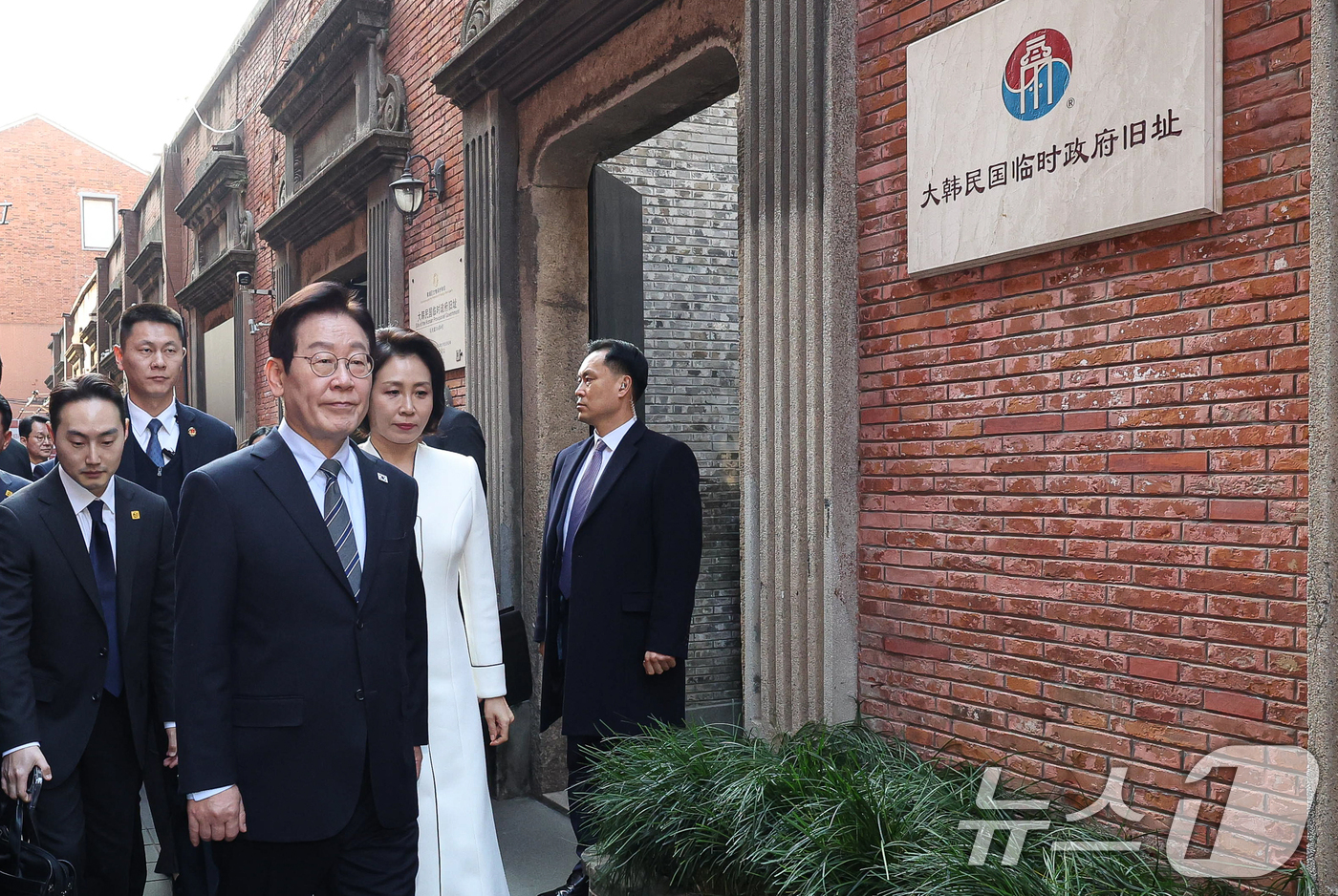(상하이(중국)=뉴스1) 허경 기자 = 이재명 대통령과 김혜경 여사가 7일 중국 상하이 대한민국 임시정부 청사에서 열린 100주년 기념식에 참석하고 있다.  2026.1.7/뉴스1 …