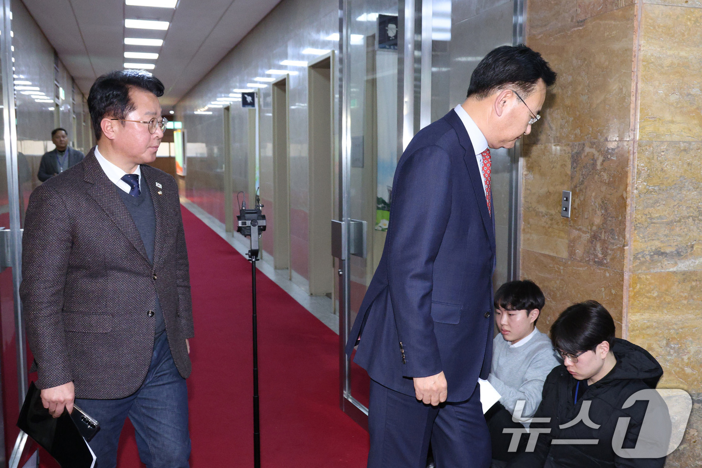 (서울=뉴스1) 신웅수 기자 = 문금주 더불어민주당 의원과 유상범 국민의힘 원내수석이 7일 서울 여의도 국회에서 열린 국회의장 주재 회동을 마친 후 의장실을 나서고 있다. 2026 …