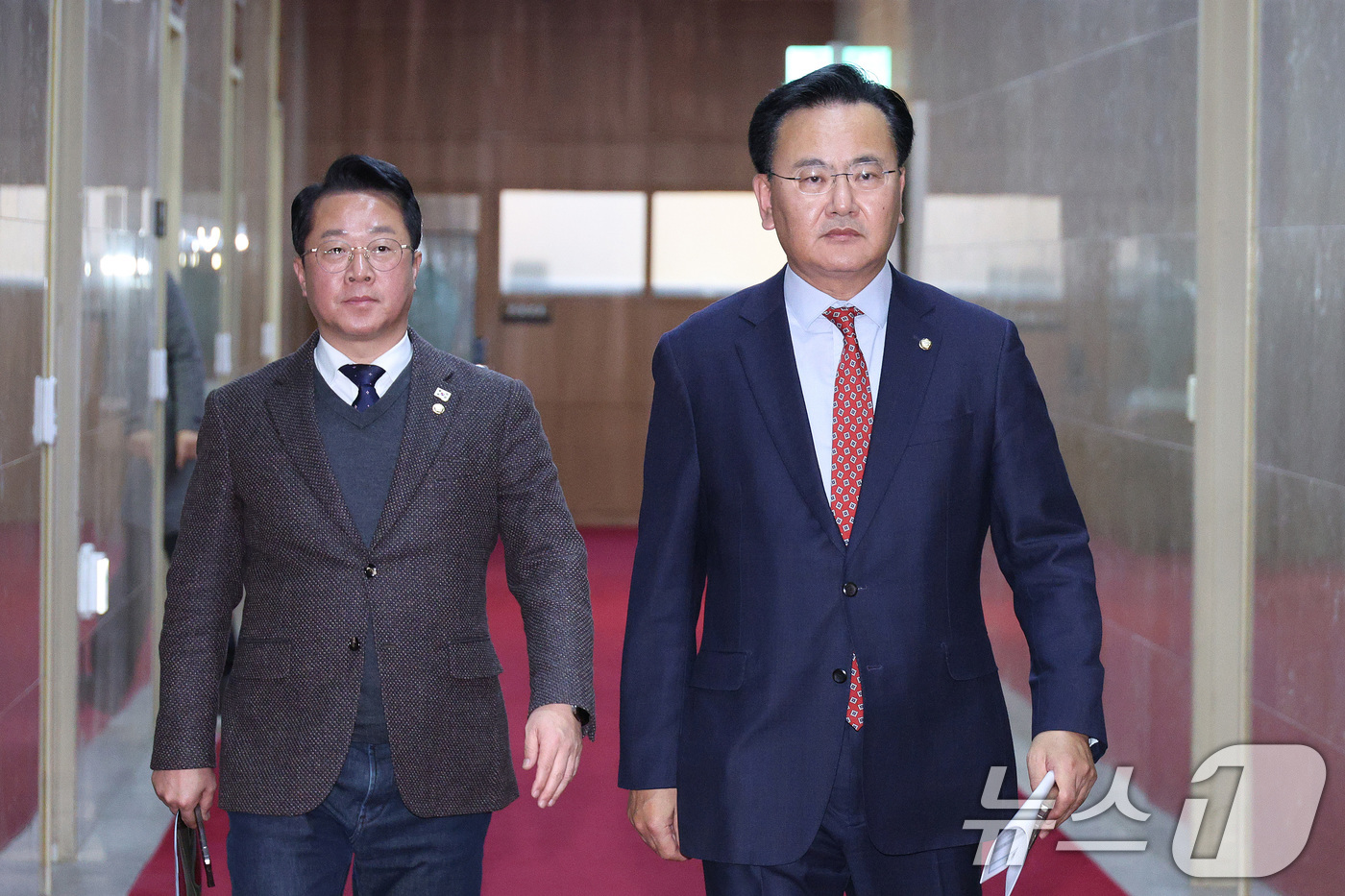 (서울=뉴스1) 신웅수 기자 = 문금주 더불어민주당 의원과 유상범 국민의힘 원내수석이 7일 서울 여의도 국회에서 열린 국회의장 주재 회동을 마친 후 의장실을 나서고 있다. 2026 …