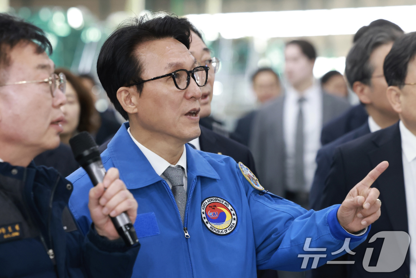 (서울=뉴스1) 임세영 기자 = 김민석 국무총리가 7일 경남 사천 한국항공우주산업(KAI)을 방문해, 생산이 완료된 KF-21 보라매 전투기의 내부 장비 등을 둘러보며 성능 및 운 …