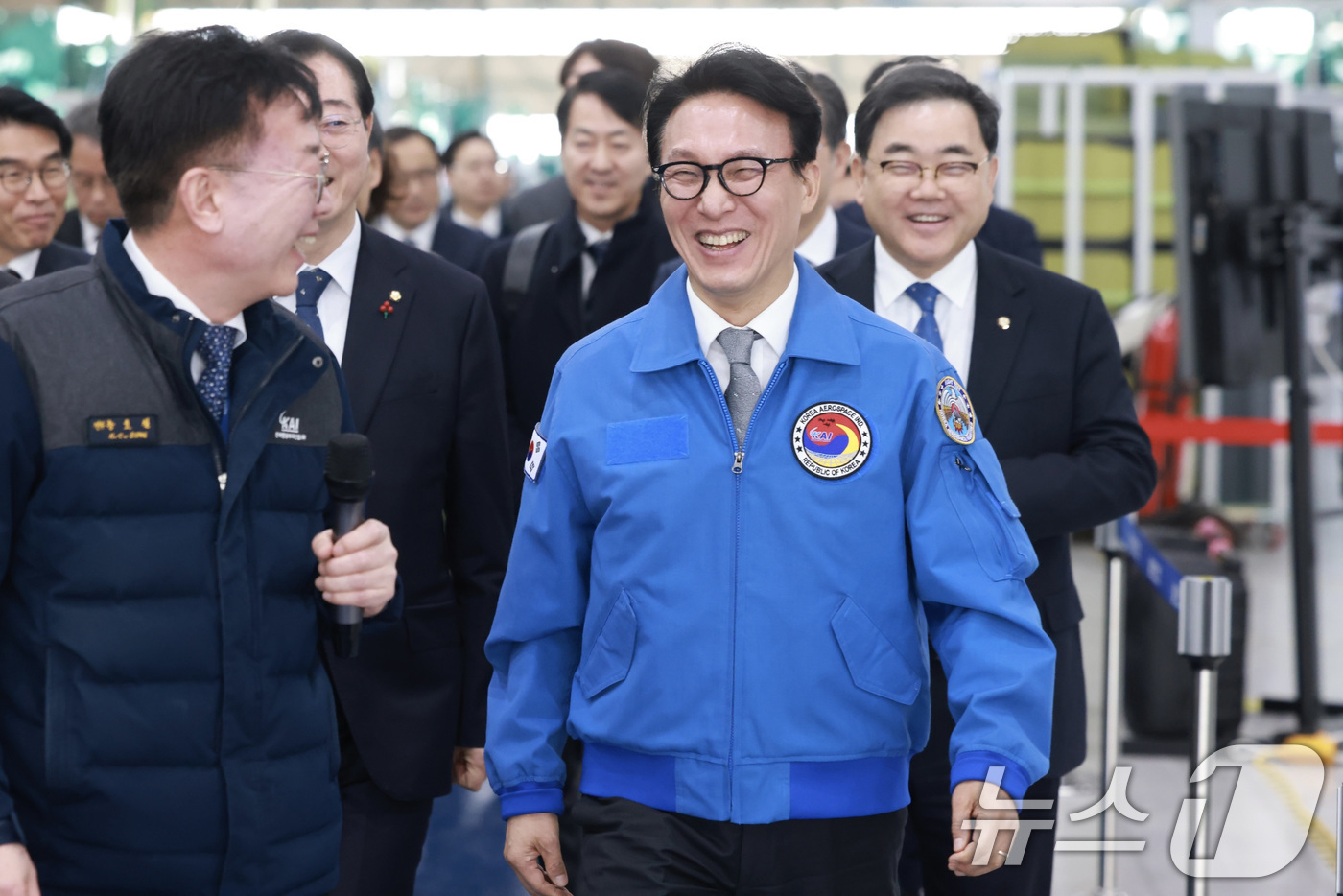 (서울=뉴스1) 임세영 기자 = 김민석 국무총리가 7일 경남 사천 한국항공우주산업(KAI)을 방문해, 생산이 완료된 KF-21 보라매 전투기의 내부 장비 등을 둘러보며 성능 및 운 …