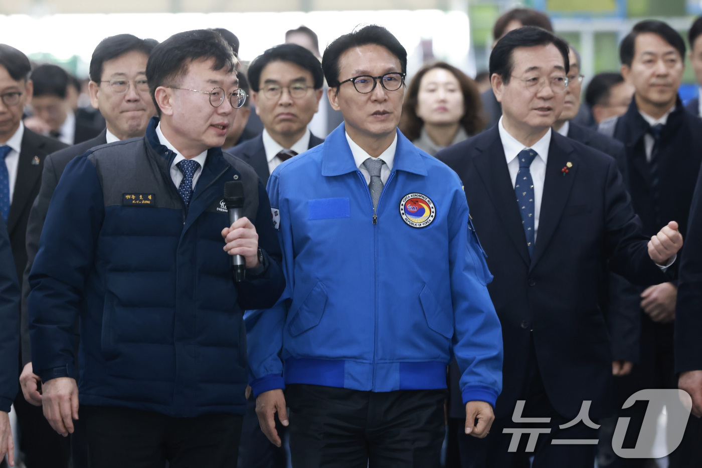 (서울=뉴스1) 임세영 기자 = 김민석 국무총리가 7일 경남 사천 한국항공우주산업(KAI)을 방문해, 생산이 완료된 KF-21 보라매 전투기의 내부 장비 등을 둘러보며 성능 및 운 …