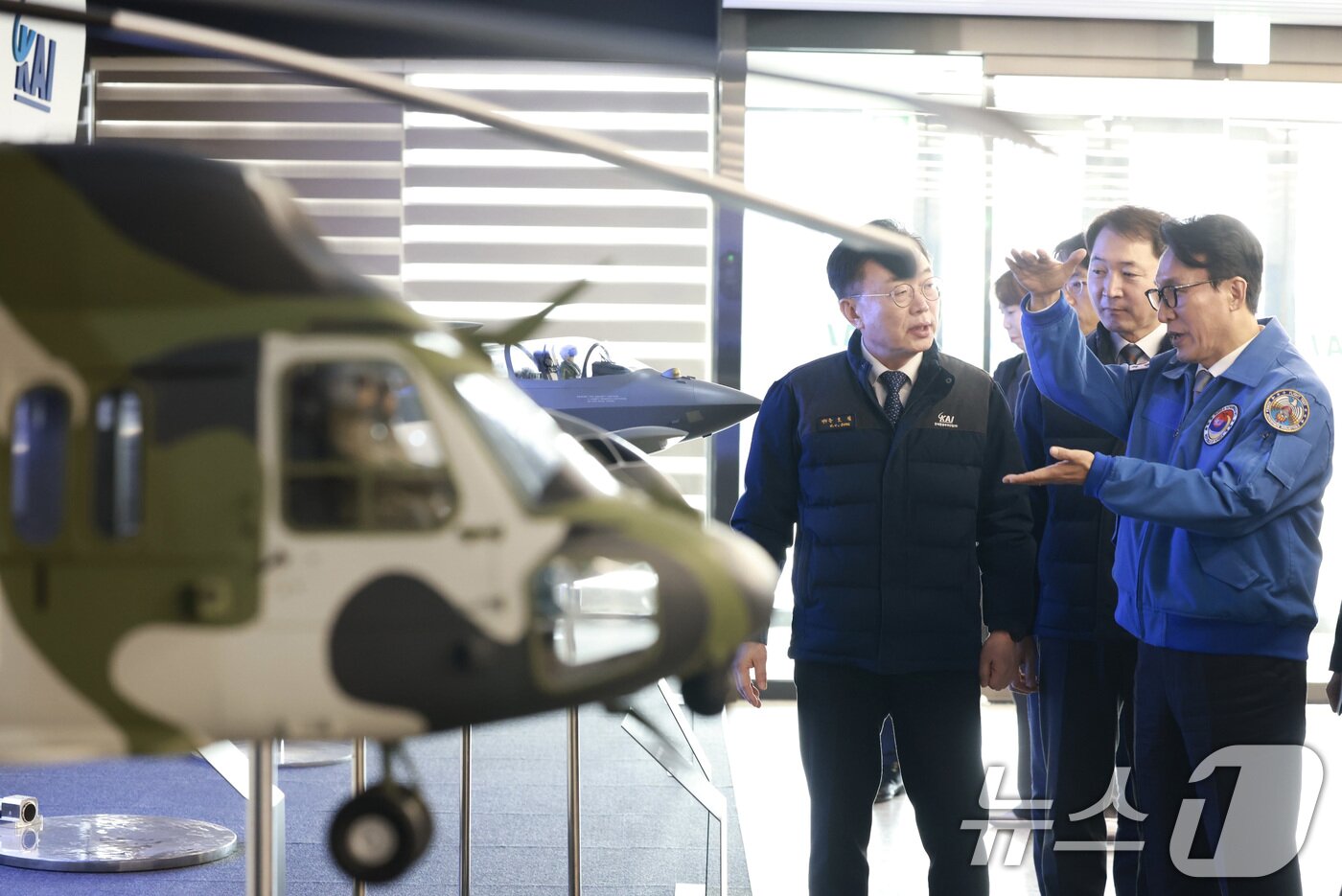 본문 이미지 - 김민석 국무총리가 7일 경남 사천 한국항공우주산업(KAI)을 방문해, 생산이 완료된 KF-21 보라매 전투기의 내부 장비 등을 둘러보며 성능 및 운용에 대한 설명을 청취하고 있다. (총리실 제공. 재판매 및 DB 금지) 2026.1.7 ⓒ 뉴스1 임세영 기자