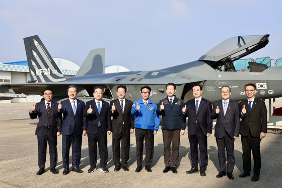 KF-21 보라매 전투기 앞에 선 김민석 총리