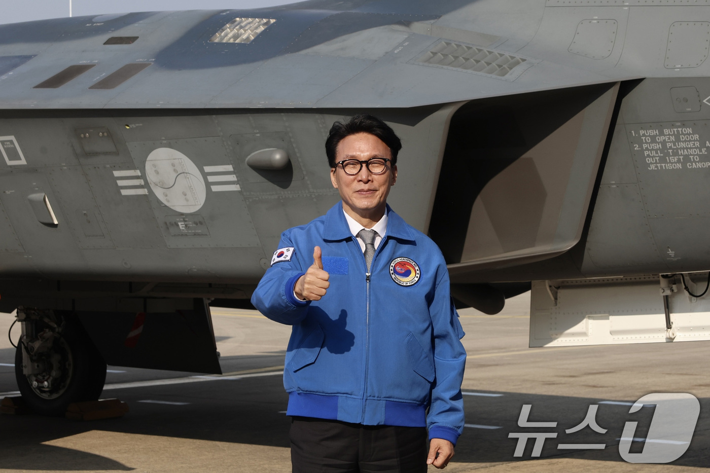 (서울=뉴스1) 임세영 기자 = 김민석 국무총리가 7일 경남 사천 한국항공우주산업(KAI)을 방문해, 생산이 완료된 KF-21 보라매 전투기 앞에서 포즈를 취하고 있다.  (총리실 …
