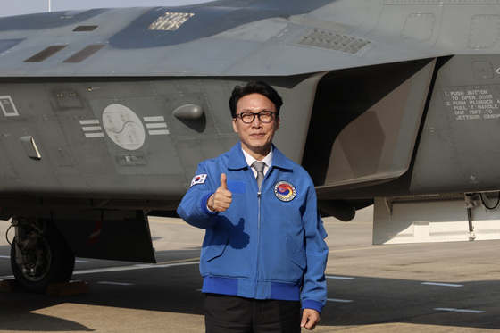 KF-21 보라매 전투기 앞에 선 김민석 총리