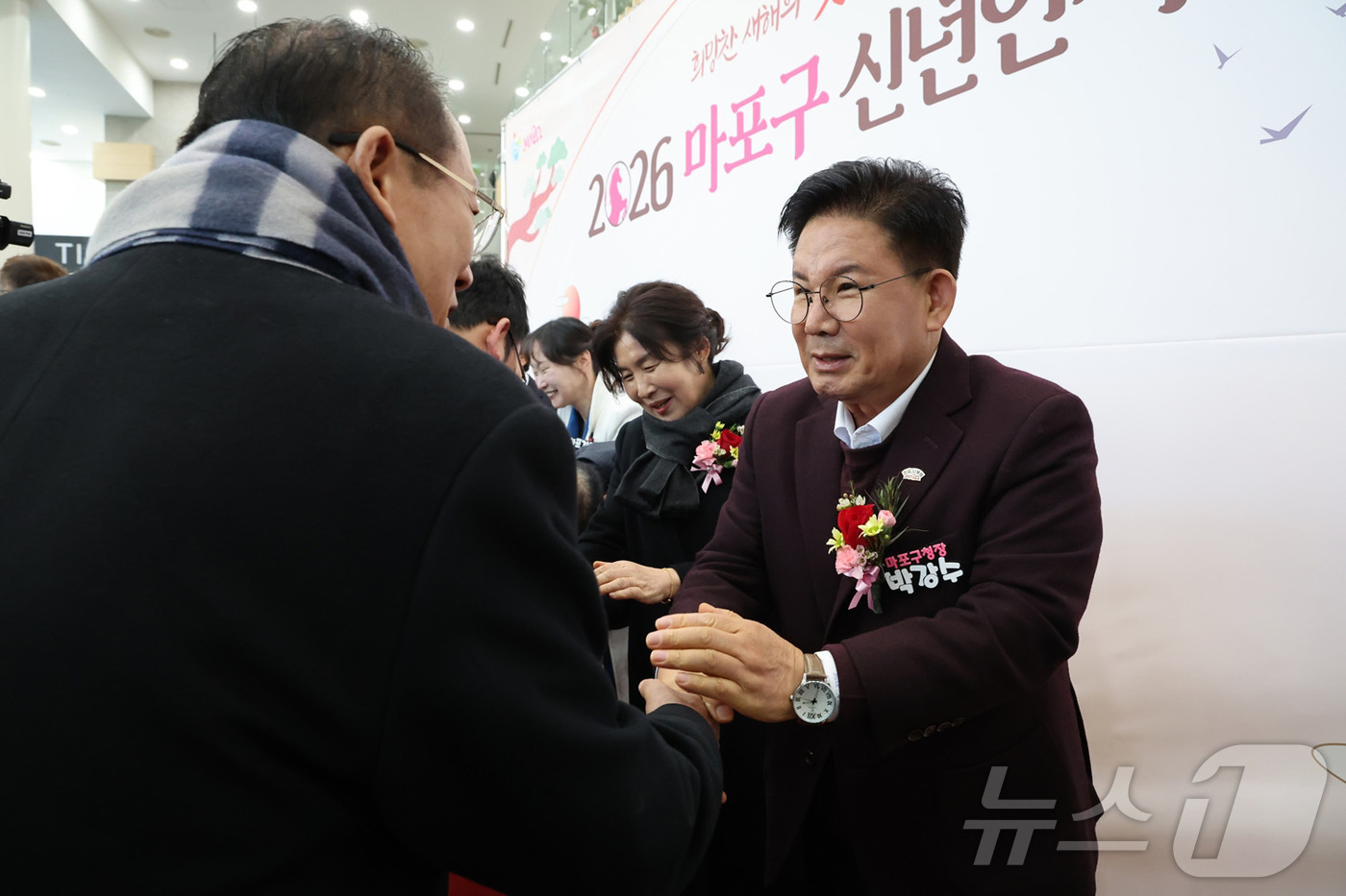 (서울=뉴스1) = 박강수 마포구청장이 7일 오후 마포아트센터에서 열린 ‘2026 마포구 신년인사회’에서 참석자들과 인사를 나누고 있다. (마포구 제공. 재판매 및 DB 금지) 2 …