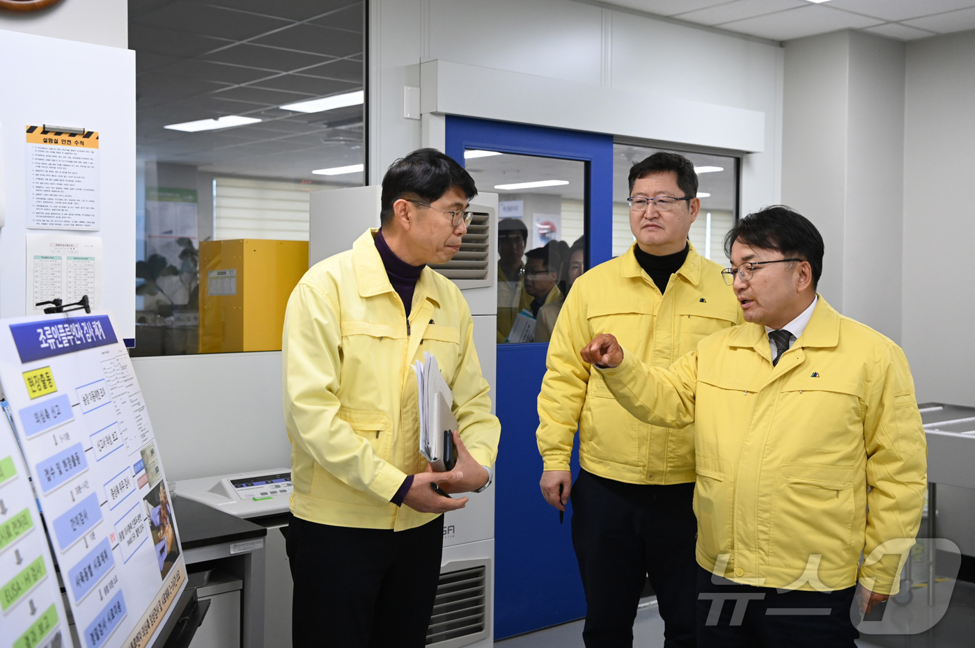 (서울=뉴스1) = 김광용 행정안전부 재난안전관리본부장이 7일 세종특별자치시 동물위생시험소를 방문해 고병원성 AI 방역대책을 청취하고, 진단 및 검사 체계를 확인하고 있다.  (행 …