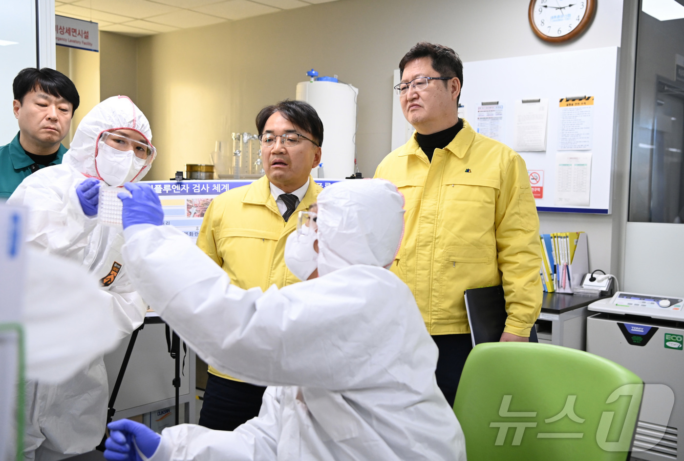 (서울=뉴스1) = 김광용 행정안전부 재난안전관리본부장이 7일 세종특별자치시 동물위생시험소를 방문해 고병원성 AI 방역대책을 청취하고, 진단 및 검사 체계를 확인하고 있다.  (행 …