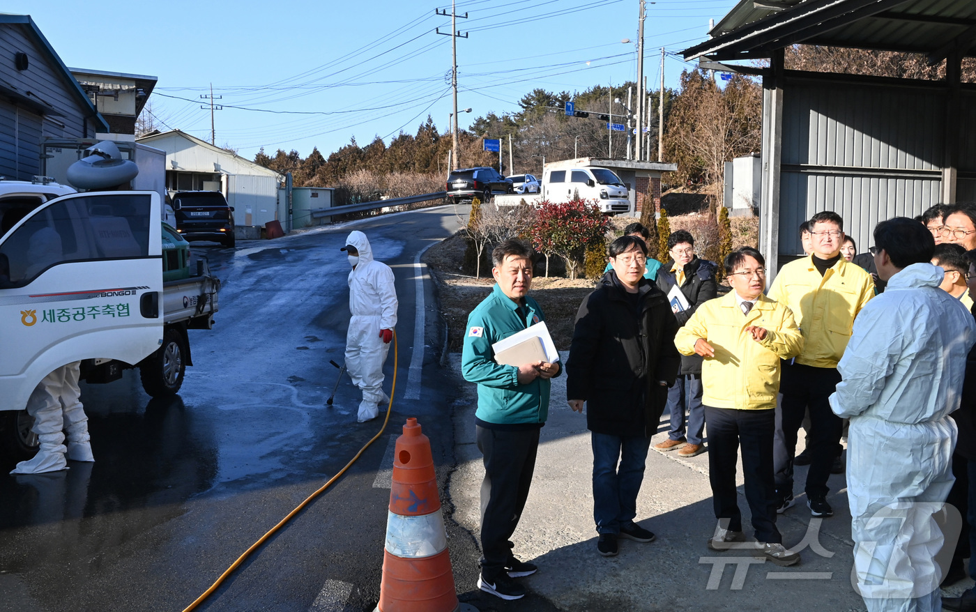 (서울=뉴스1) = 김광용 행정안전부 재난안전관리본부장이 7일 세종특별자치시 산란계 밀집단지를 방문해 농장 전담관 지정·운영, 농장 소독 및 차량 통제  등 고병원성 AI 방역 관 …