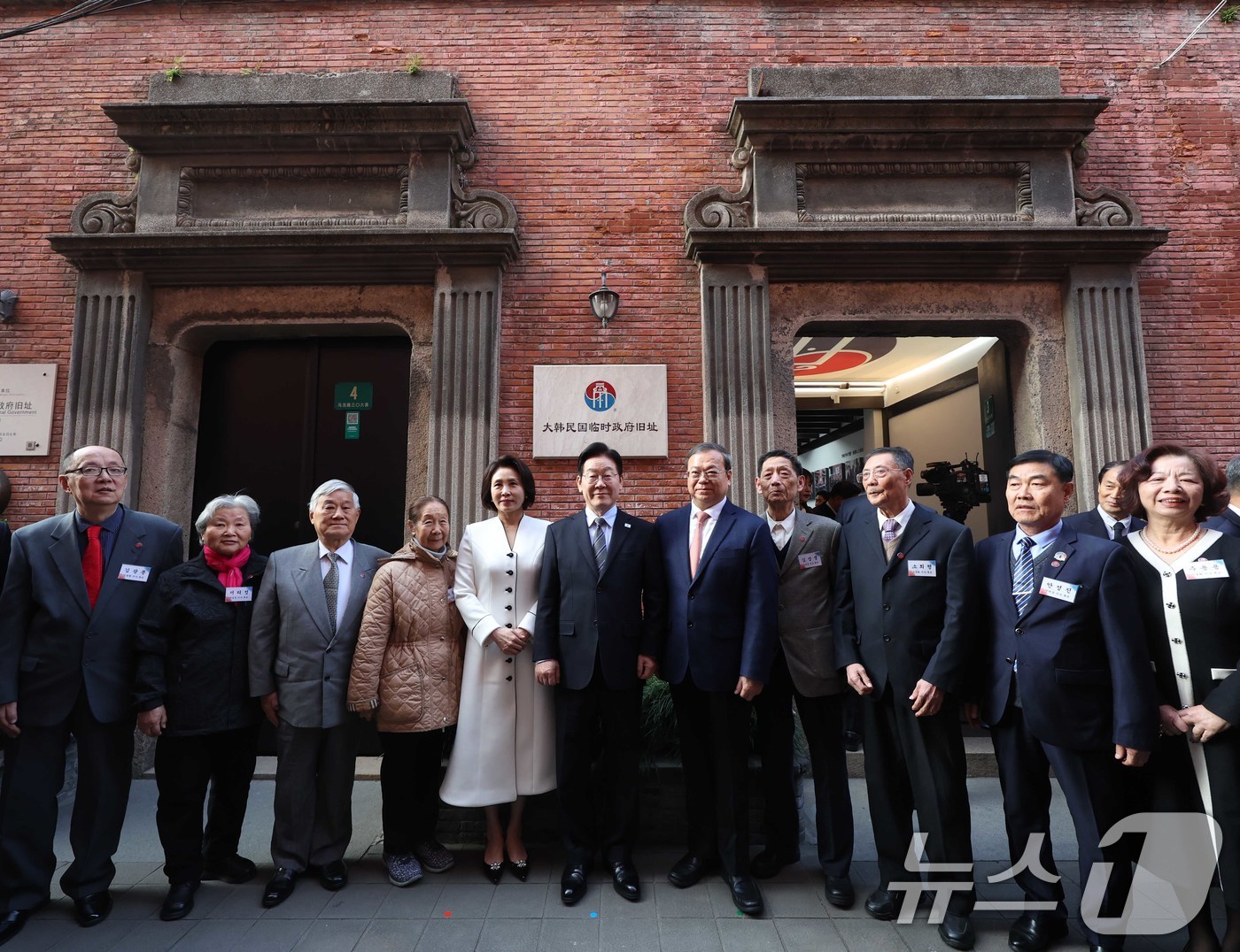 (상하이(중국)=뉴스1) 허경 기자 = 이재명 대통령과 김혜경 여사가 7일 오후 상하이 임시정부청사 기념관에서 열린 대한민국 임정 상하이 청사 100년 기념식에서 기념 사진을 촬영 …