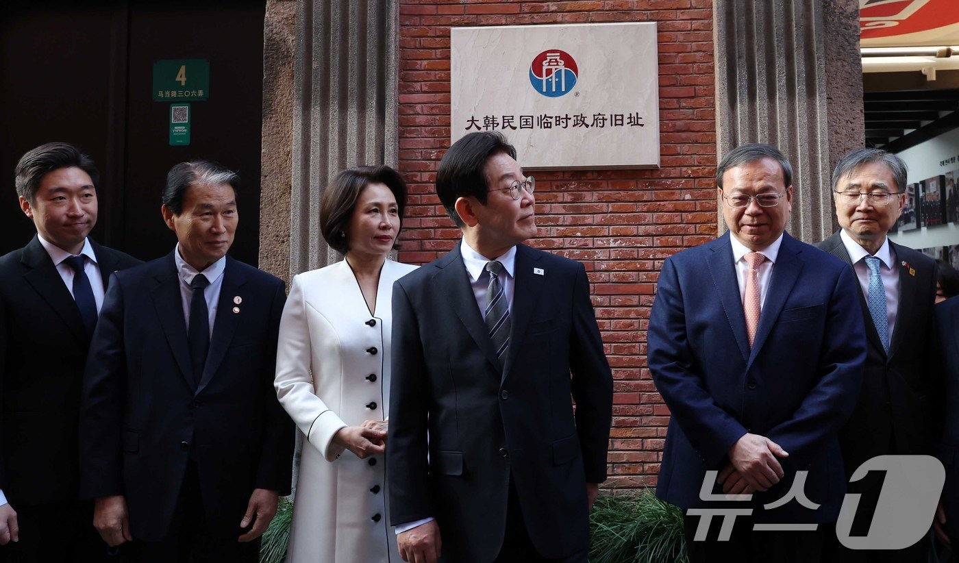 (상하이(중국)=뉴스1) 허경 기자 = 이재명 대통령과 김혜경 여사가 7일 오후 상하이 임시정부청사 기념관에서 열린 대한민국 임정 상하이 청사 100년 기념식에서 기념 사진을 촬영 …