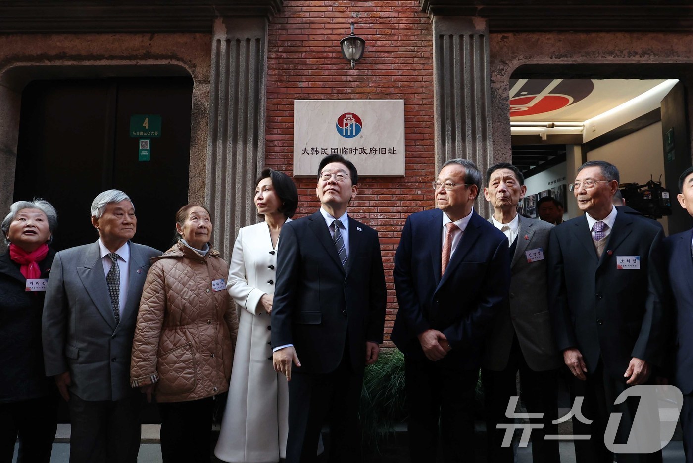 (상하이(중국)=뉴스1) 허경 기자 = 이재명 대통령과 김혜경 여사가 7일 오후 상하이 임시정부청사 기념관에서 열린 대한민국 임정 상하이 청사 100년 기념식에 참석하고 있다. …