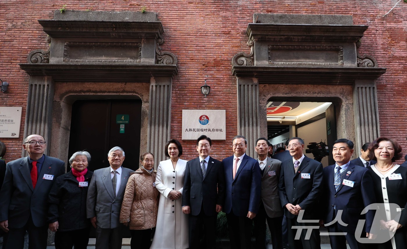 (상하이(중국)=뉴스1) 허경 기자 = 이재명 대통령과 김혜경 여사가 7일 오후 상하이 임시정부청사 기념관에서 열린 대한민국 임정 상하이 청사 100년 기념식에서 기념 사진을 촬영 …