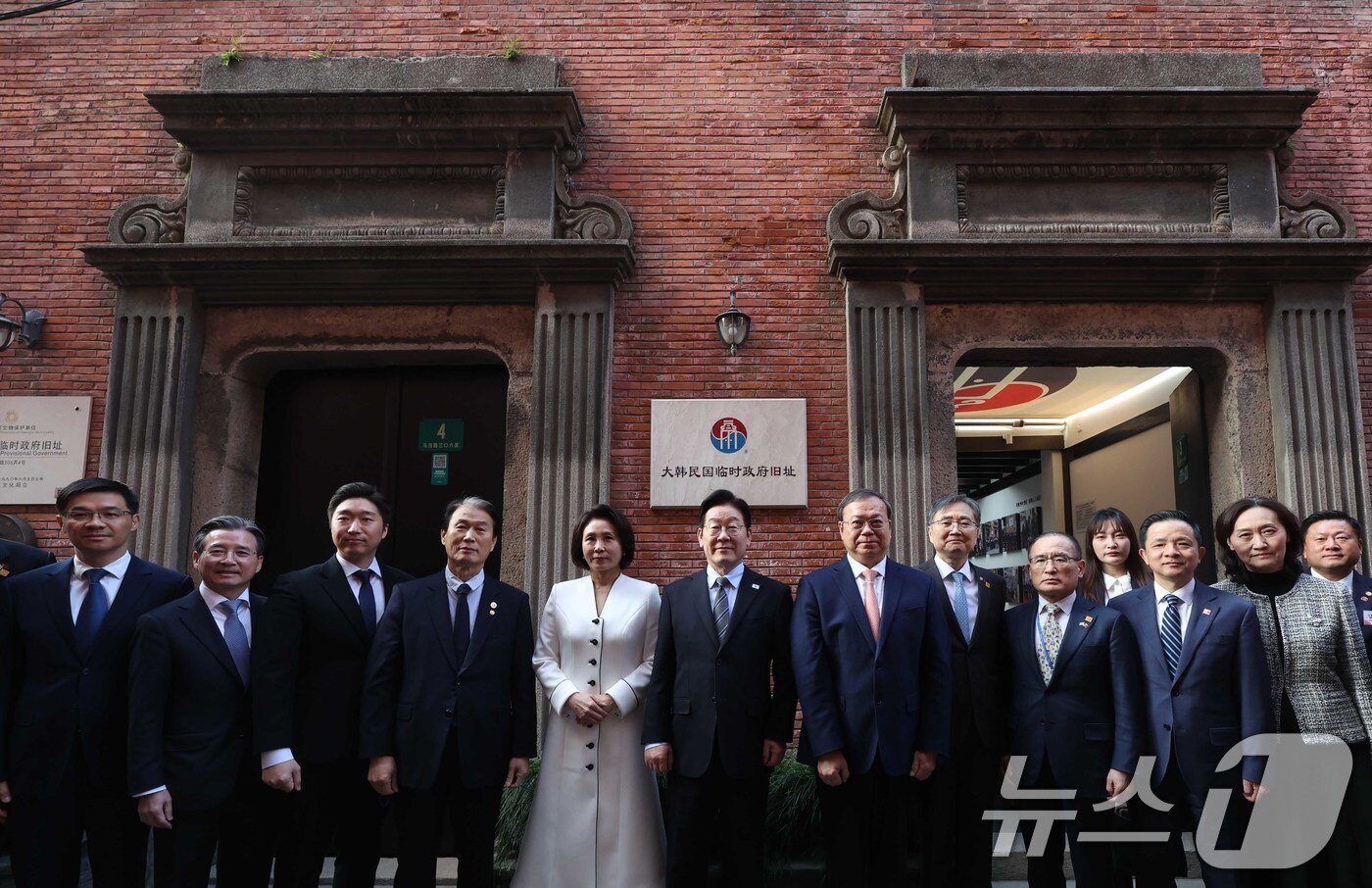 본문 이미지 - 이재명 대통령과 김혜경 여사가 7일 오후 상하이 임시정부청사 기념관에서 열린 대한민국 임정 상하이 청사 100년 기념식에서 기념 사진을 촬영하고 있다. 2026.1.7/뉴스1 ⓒ News1 허경 기자