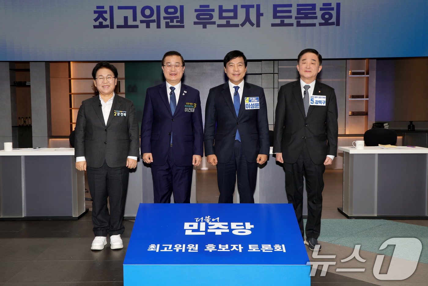 (서울=뉴스1) 국회사진기자단 = 더불어민주당 최고위원 보궐선거에 출마한 문정복(왼쪽부터), 이건태, 이성윤, 강득구 후보가 7일 서울 마포구 상암동 JTBC에서 열린 최고위원 보 …