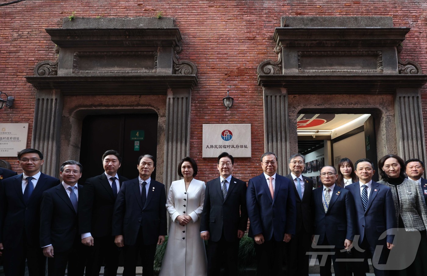 (상하이(중국)=뉴스1) 허경 기자 = 이재명 대통령과 김혜경 여사가 7일 오후 상하이 임시정부청사 기념관에서 열린 대한민국 임정 상하이 청사 100년 기념식에서 기념 사진을 촬영 …
