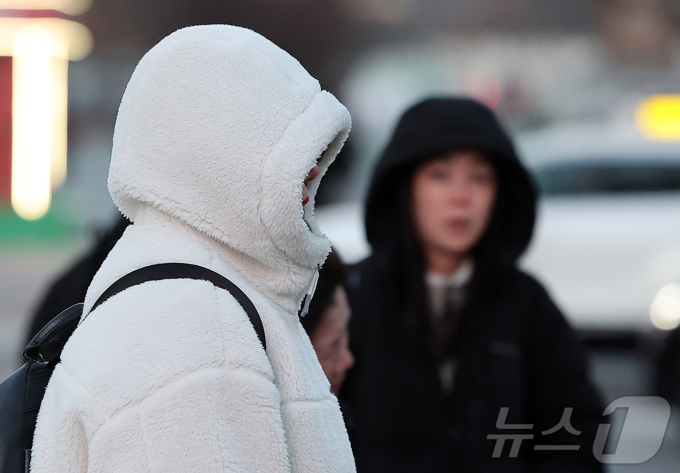 (서울=뉴스1) 김진환 기자 = 7일 오후 서울 종로구 광화문네거리에서 두터운 옷차림을 시민들이 발걸음을 옮기고 있다. 기상청은 이날 오후부터 찬 공기가 본격적으로 남하하면서 목요 …