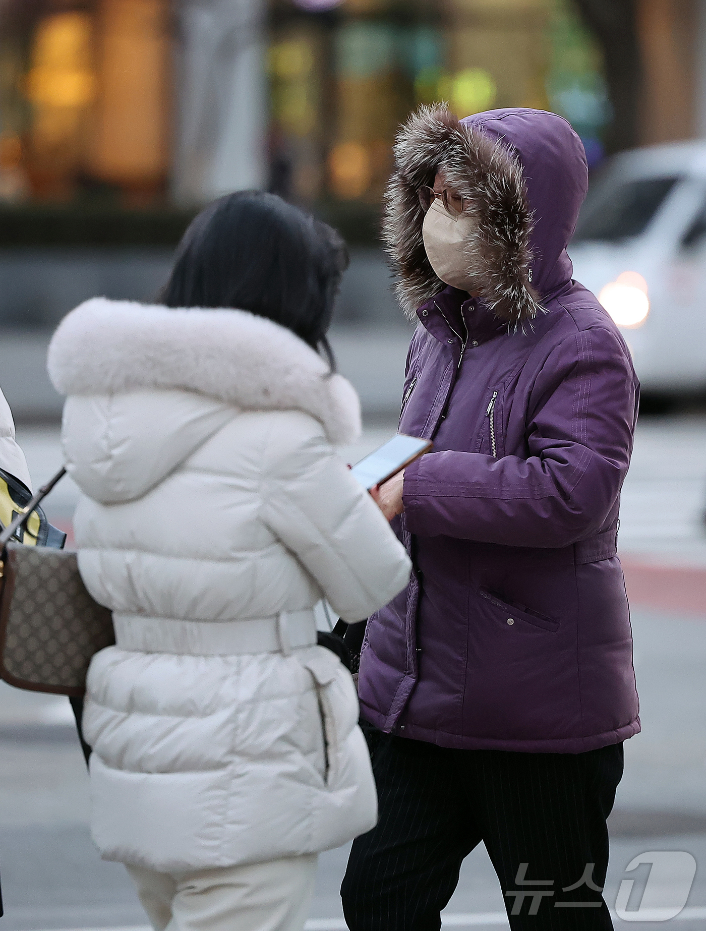 (서울=뉴스1) 김진환 기자 = 7일 오후 서울 종로구 광화문네거리에서 두터운 옷차림을 시민들이 발걸음을 옮기고 있다. 기상청은 이날 오후부터 찬 공기가 본격적으로 남하하면서 목요 …