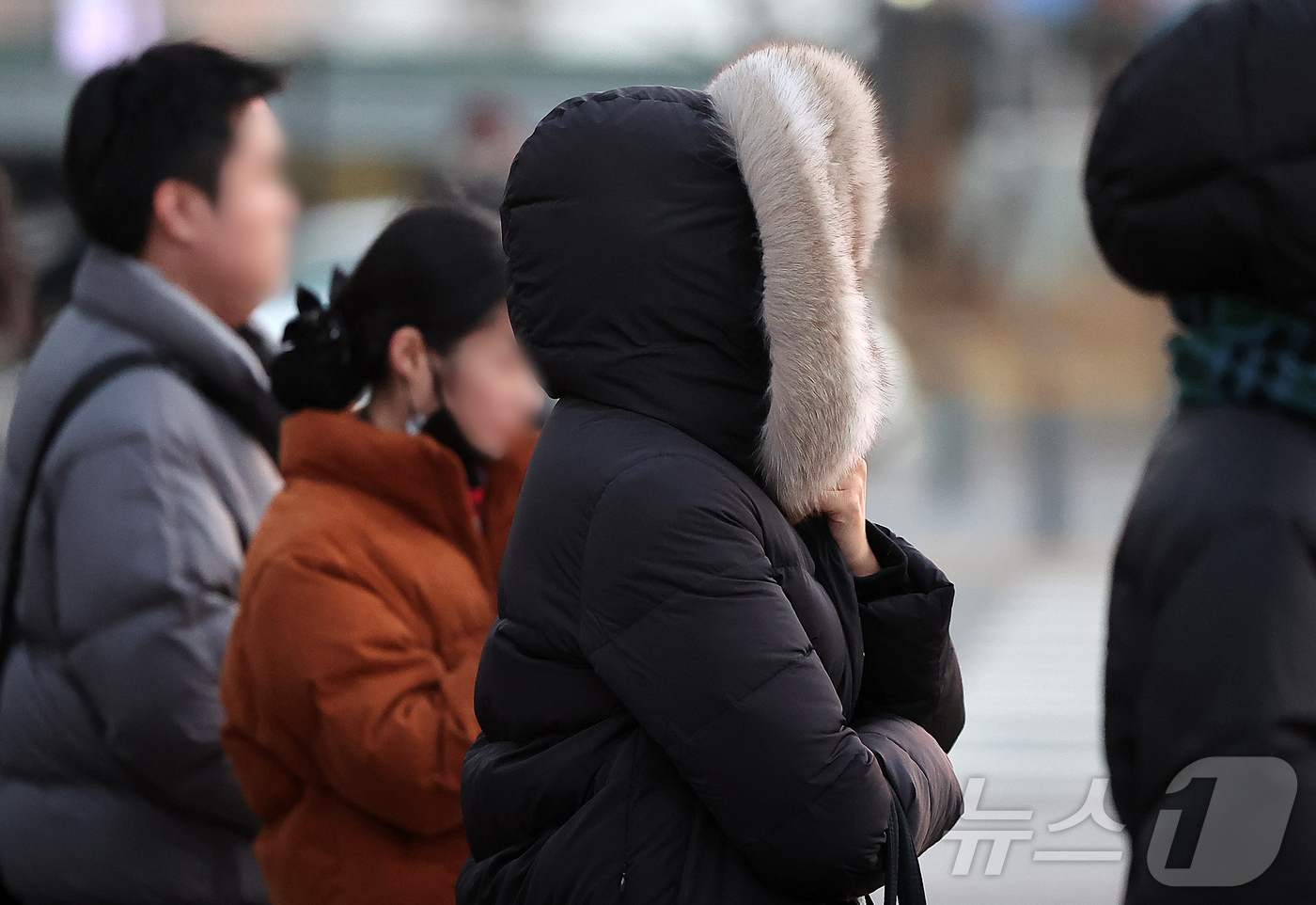 (서울=뉴스1) 김진환 기자 = 7일 오후 서울 종로구 광화문네거리에서 두터운 옷차림을 시민들이 발걸음을 옮기고 있다. 기상청은 이날 오후부터 찬 공기가 본격적으로 남하하면서 목요 …