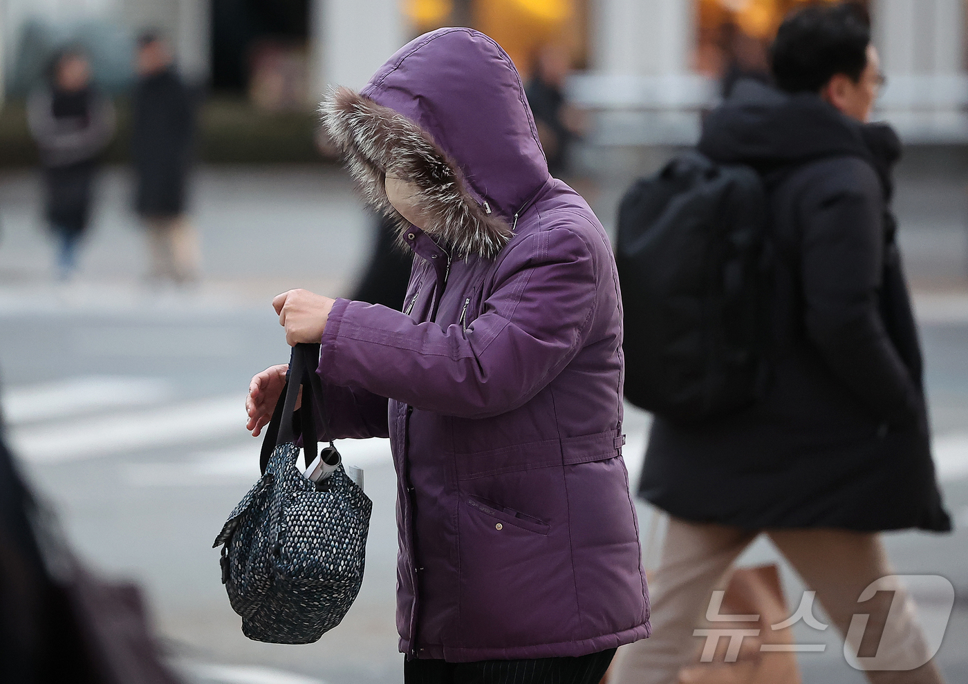 (서울=뉴스1) 김진환 기자 = 7일 오후 서울 종로구 광화문네거리에서 두터운 옷차림을 시민들이 발걸음을 옮기고 있다. 기상청은 이날 오후부터 찬 공기가 본격적으로 남하하면서 목요 …