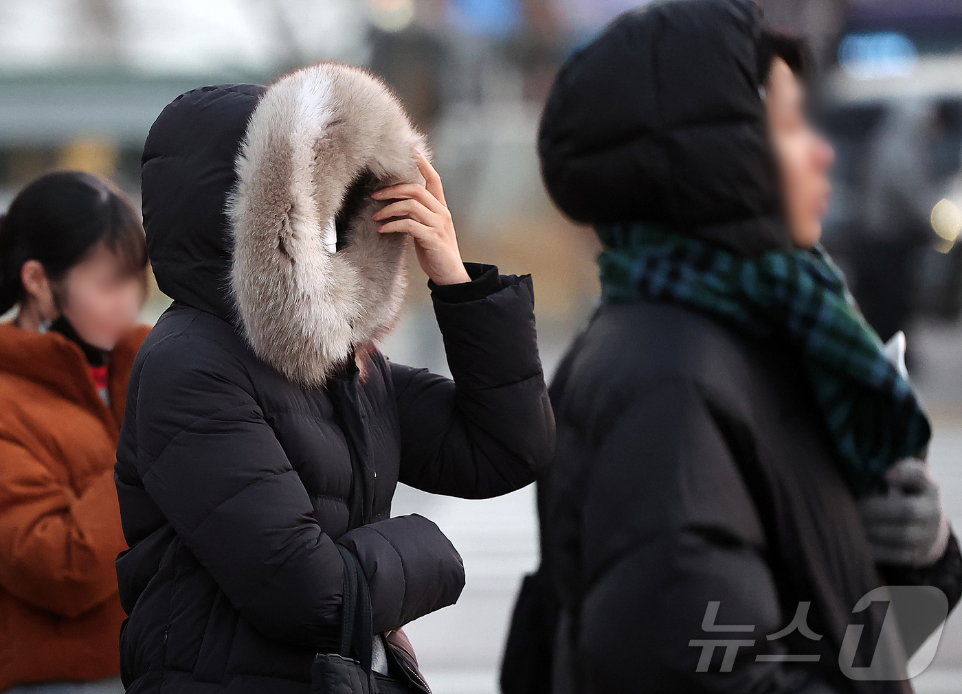 (서울=뉴스1) 김진환 기자 = 7일 오후 서울 종로구 광화문네거리에서 두터운 옷차림을 시민들이 발걸음을 옮기고 있다. 기상청은 이날 오후부터 찬 공기가 본격적으로 남하하면서 목요 …