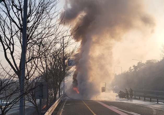울산 북구 강동번영로서 25톤 화물차 화재…인명피해 없어