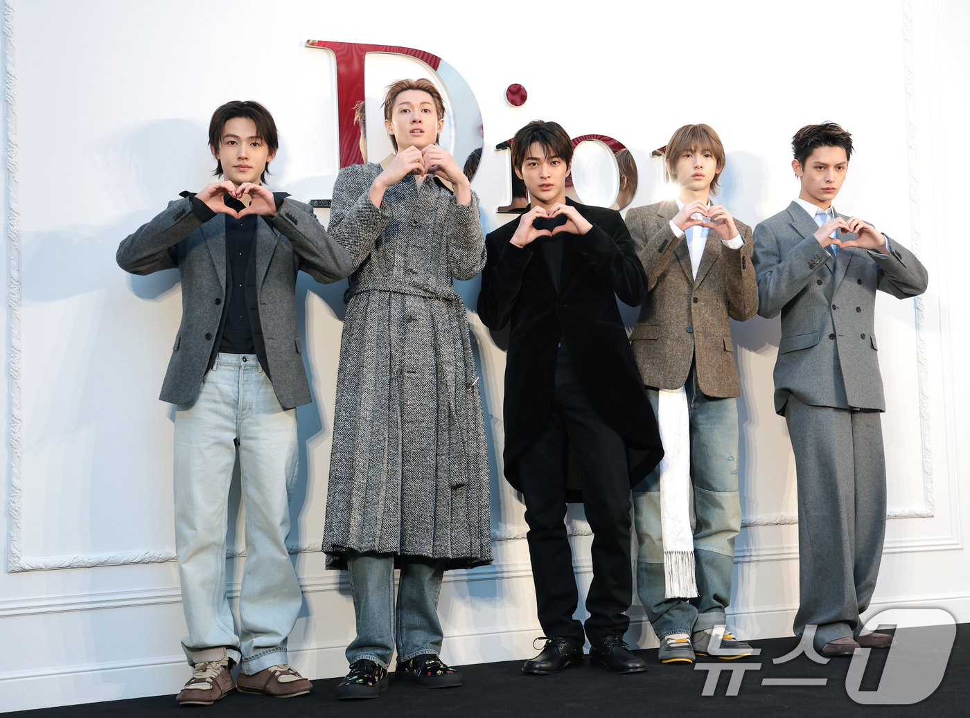 (서울=뉴스1) 권현진 기자 = 코르티스 성현(왼쪽부터)과 마틴, 건호, 주훈, 제임스가 7일 오후 서울 성동구 디올 성수에서 열린 조나단 디올 컬렉션 론칭 기념 행사에 참석해 포 …