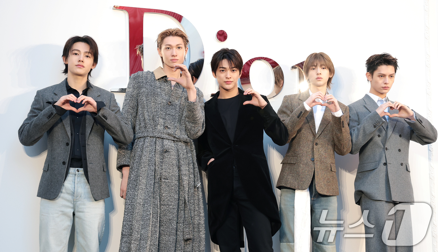 (서울=뉴스1) 권현진 기자 = 코르티스 성현(왼쪽부터)과 마틴, 건호, 주훈, 제임스가 7일 오후 서울 성동구 디올 성수에서 열린 조나단 디올 컬렉션 론칭 기념 행사에 참석해 포 …