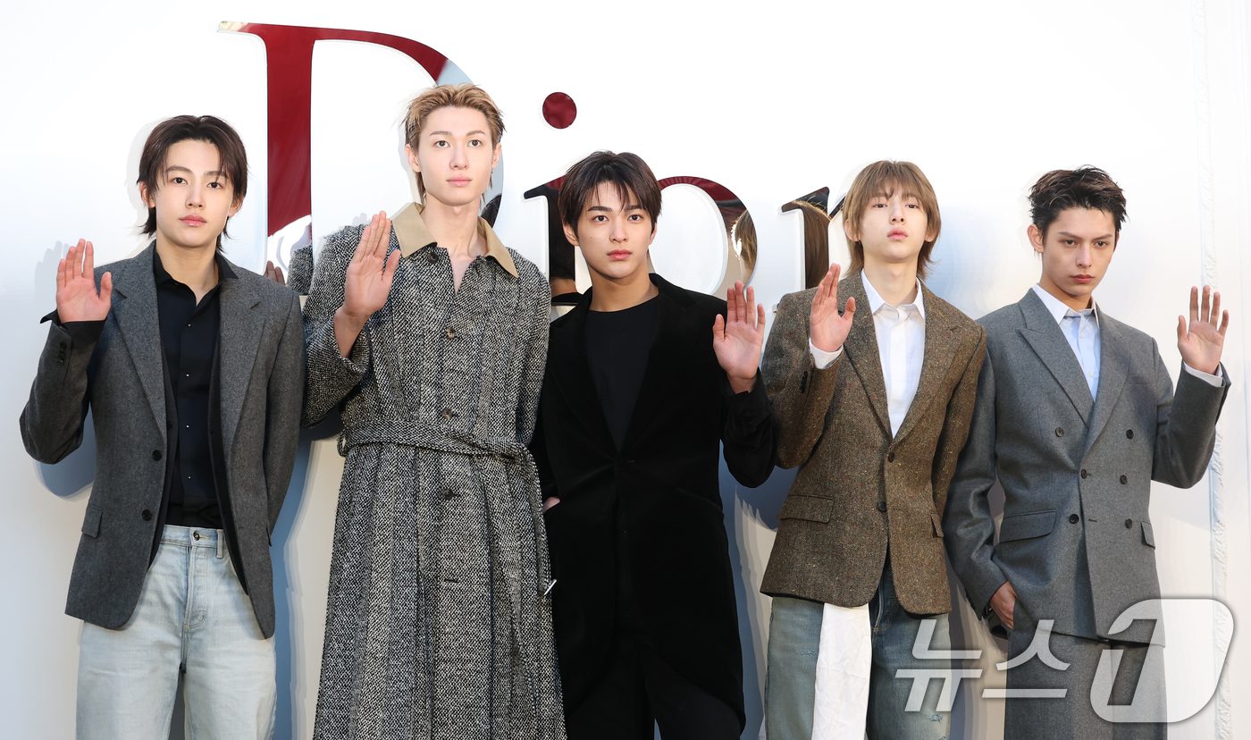 (서울=뉴스1) 권현진 기자 = 코르티스 성현(왼쪽부터)과 마틴, 건호, 주훈, 제임스가 7일 오후 서울 성동구 디올 성수에서 열린 조나단 디올 컬렉션 론칭 기념 행사에 참석해 포 …